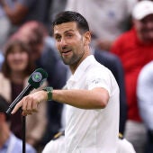 Djokovic pasa semifinales de Wimbledon por la retirada de De Miñaur