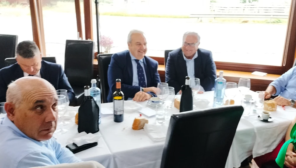 Los patrocinadores Caja Rural y Grupo Armón. Los patrocinadores Caja Rural y Grupo Armón.