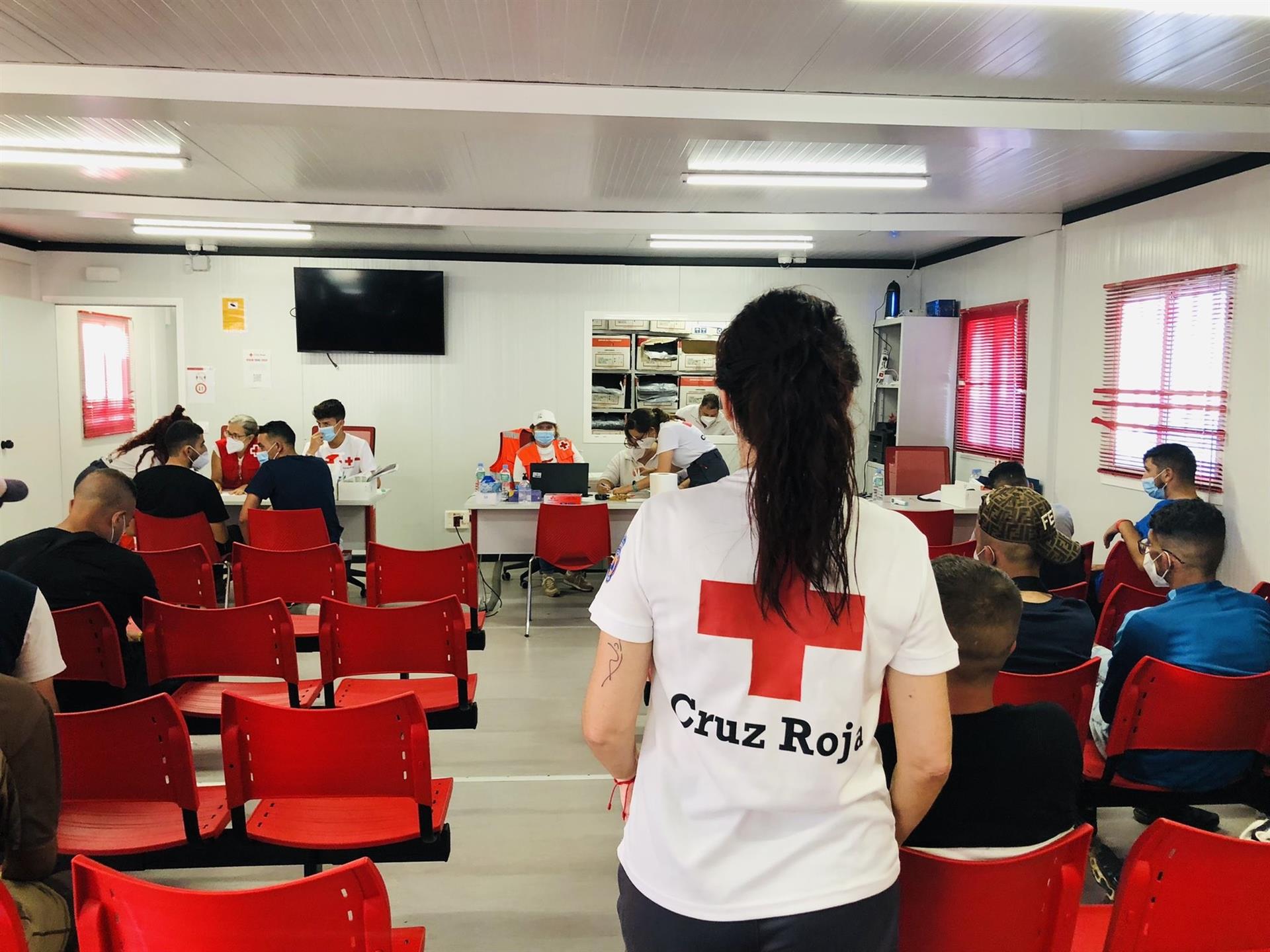 Cruz Roja atiende a más de 130 ocupantes de pateras en una decena de intervenciones desde el lunes Cruz Roja atiende a más de 130 ocupantes de pateras en una decena de intervenciones desde el lunes