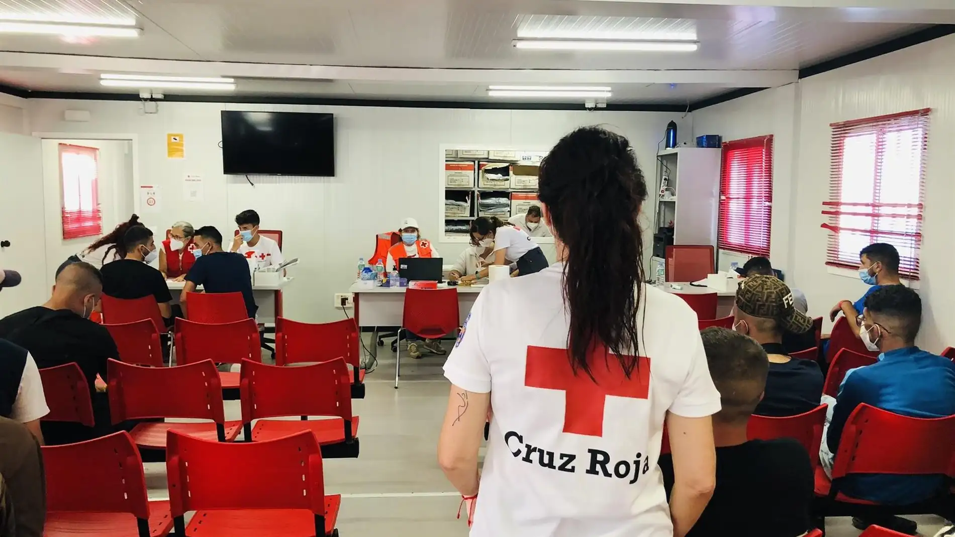 Efectivos de Cruz Roja atienden a ocupantes rescatados de una patera en Almería en una imagen de archivo. - CRUZ ROJA -