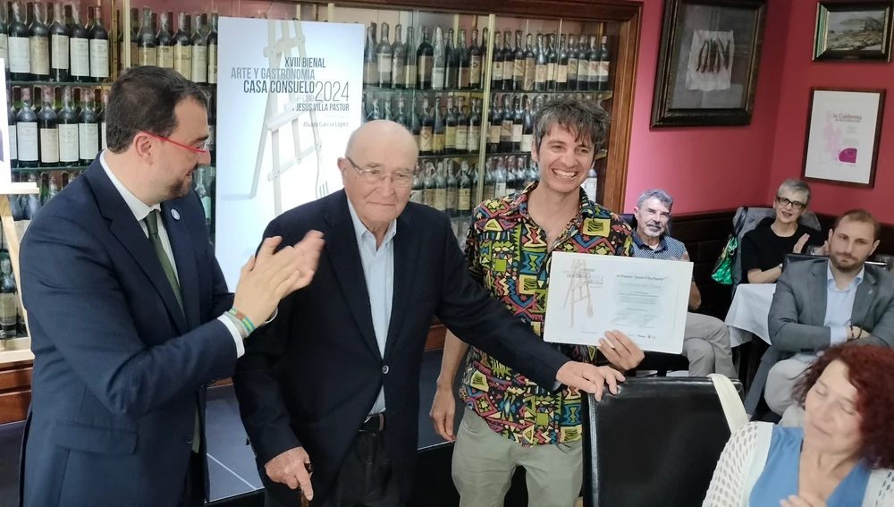 Artista ganador Juan Fernández Álava, se siente orgulloso y contento. Artista ganador Juan Fernández Álava, se siente orgulloso y contento.