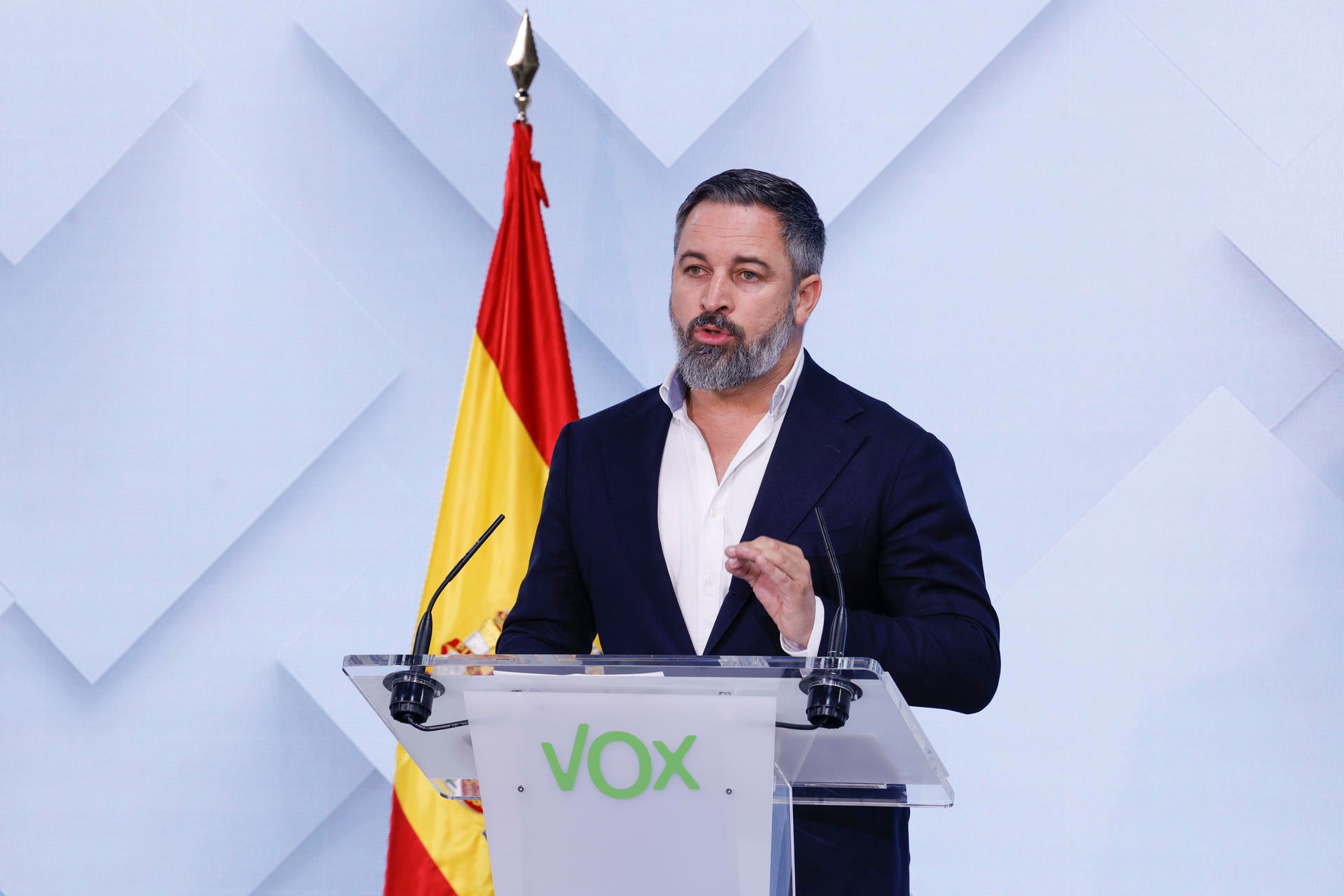 Vox convoca de urgencia a su dirección y hace que tiemblen los pactos de gobierno autonómicos con el PP Vox convoca de urgencia a su dirección y hace que tiemblen los pactos de gobierno autonómicos con el PP