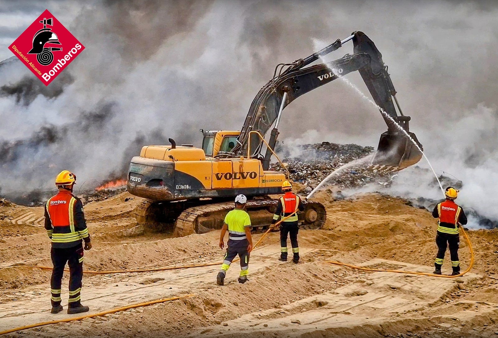 Bajan a la mitad las emisiones de humo del incendio del vertedero de Jijona Bajan a la mitad las emisiones de humo del incendio del vertedero de Jijona