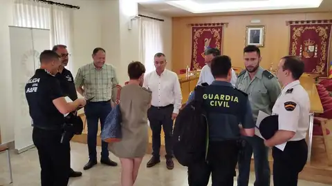 Aspe adelanta la campaña de seguridad en los campos debido a la pronta maduración de la uva Antonio Puerto, Alcalde de Aspe, en reunión con los cuerpos de seguridad del estado