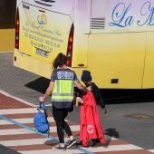 Imagen de archivo de uno de los menores rescatado y atendido por una policía tras la llegada del crucero Insignia al puerto de Santa Cruz de Tenerife. EFE/Alberto Valdés