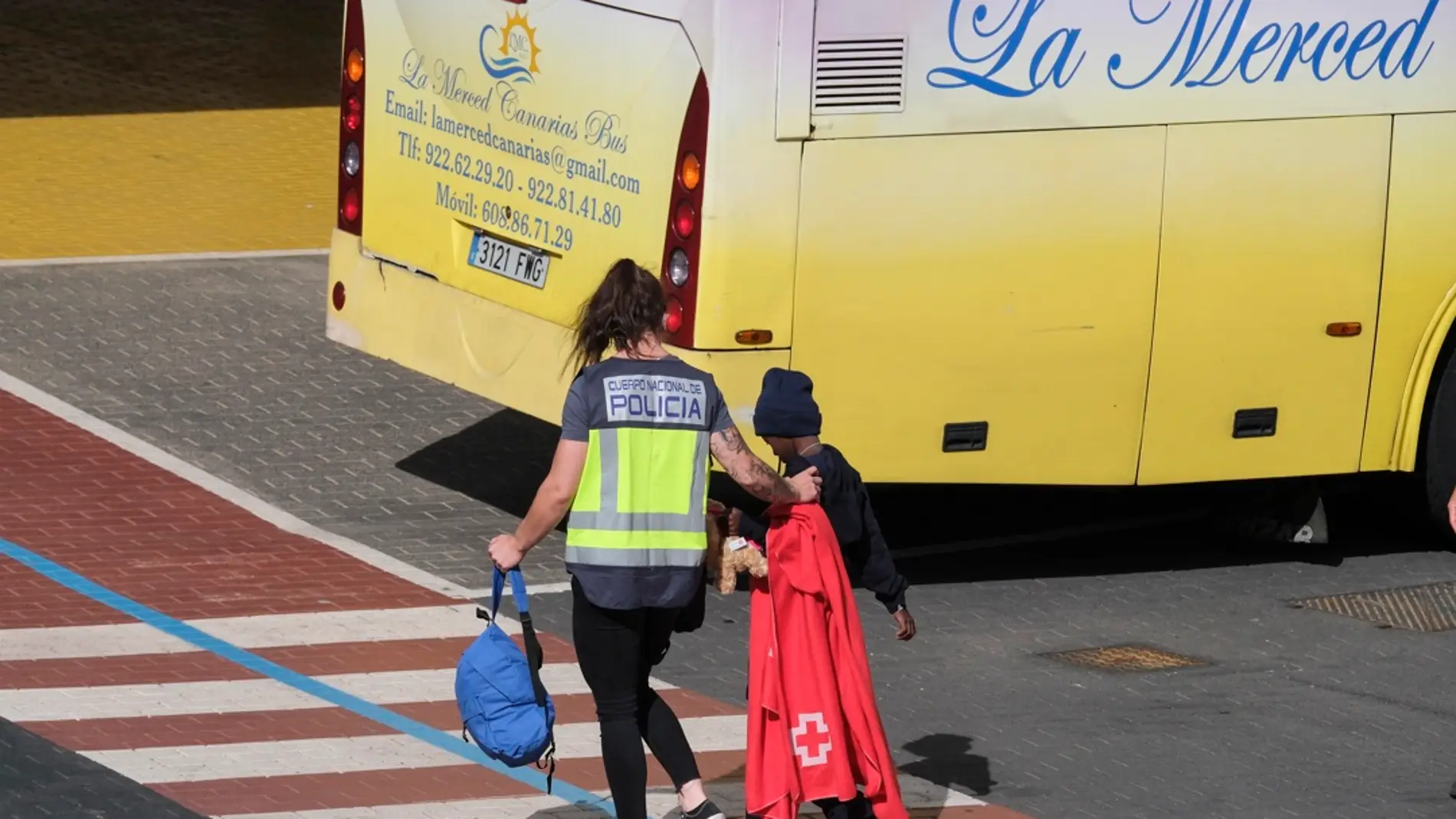 Imagen de archivo de uno de los menores rescatado y atendido por una policía tras la llegada del crucero Insignia al puerto de Santa Cruz de Tenerife. EFE/Alberto Valdés