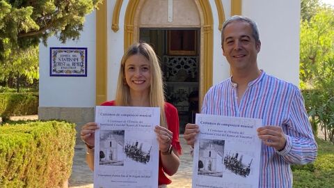 Nati Algado y Toni Barber frente a la Ermita del Cristo en Finestrat