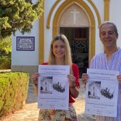 Nati Algado y Toni Barber frente a la Ermita del Cristo en Finestrat
