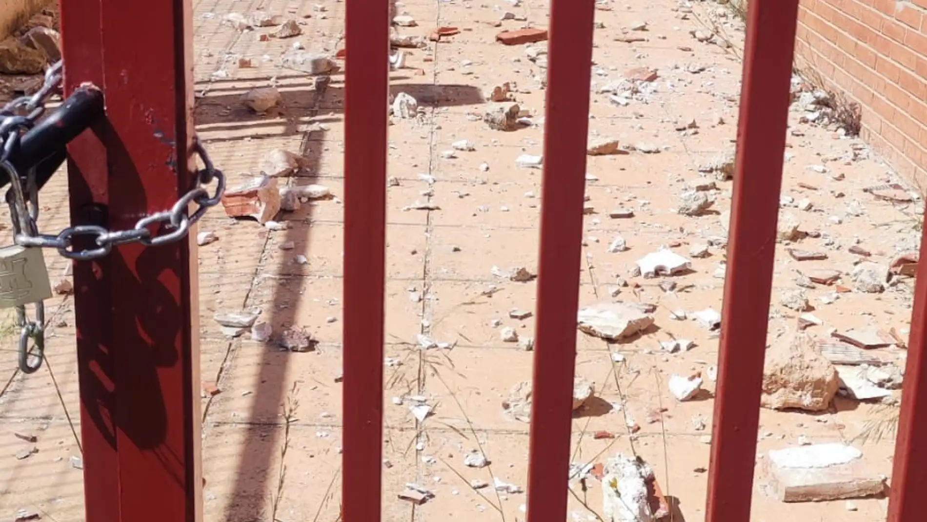 Piedras y escombros han sido lanzados contra el instituto 'Pascual Serrano' de Alpera Piedras y escombros han sido lanzados contra el instituto 'Pascual Serrano' de Alpera