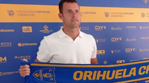 El nuevo entrenador del Orihuela CF, Jos&eacute; Ram&oacute;n Rodr&iacute;guez, en su presentaci&oacute;n oficial