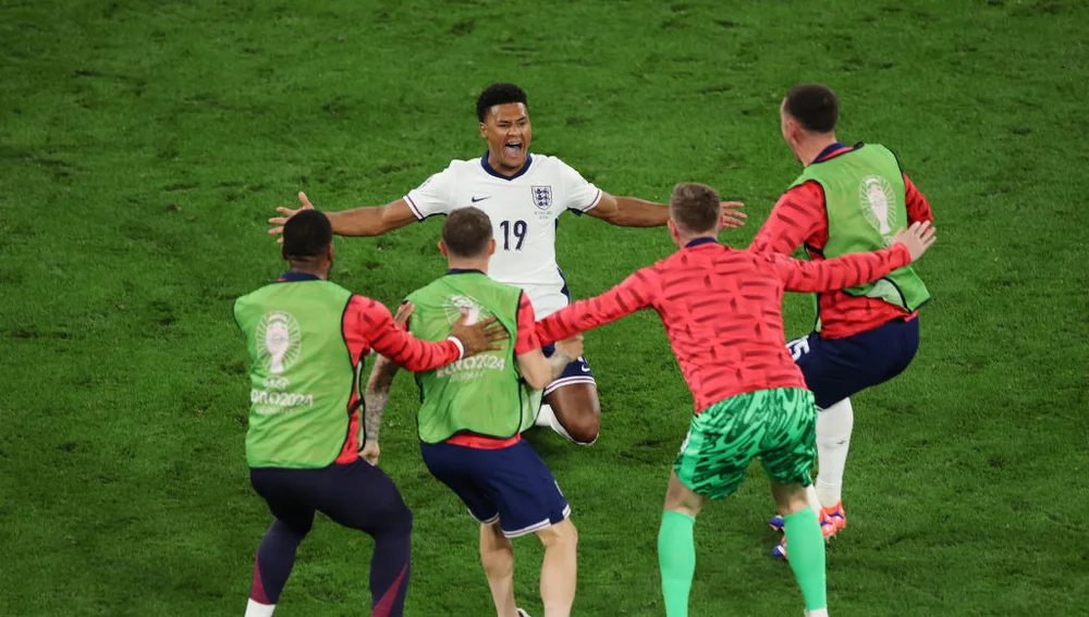Watkins celebra junto a sus compañeros el gol que mete a Inglaterra en la final de la Eurocopa