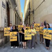 Los concejales de Compromís con los carteles que colgarán en Ciutat Vella