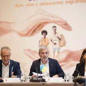 El presidente de Canarias, Fernando Clavijo (c), y los ministros de Infancia y Política Territorial,Sira Rego (d) y Ángel Víctor Torres (i) El presidente de Canarias, Fernando Clavijo (c), y los ministros de Infancia y Política Territorial,Sira Rego (d) y Ángel Víctor Torres (i)