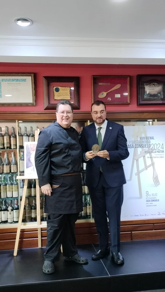 Adrián Barbón recibe con humildad y satisfacción la medalla. Adrián Barbón recibe con humildad y satisfacción la medalla.