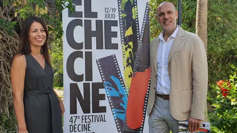 Películas entre palmeras y en la playa: este viernes arranca el Festival de Cine de Elche Irene Ruiz y Alejandro Cano en la presentación de la cuadragésimo séptima edición del Festival de Cine de Elche