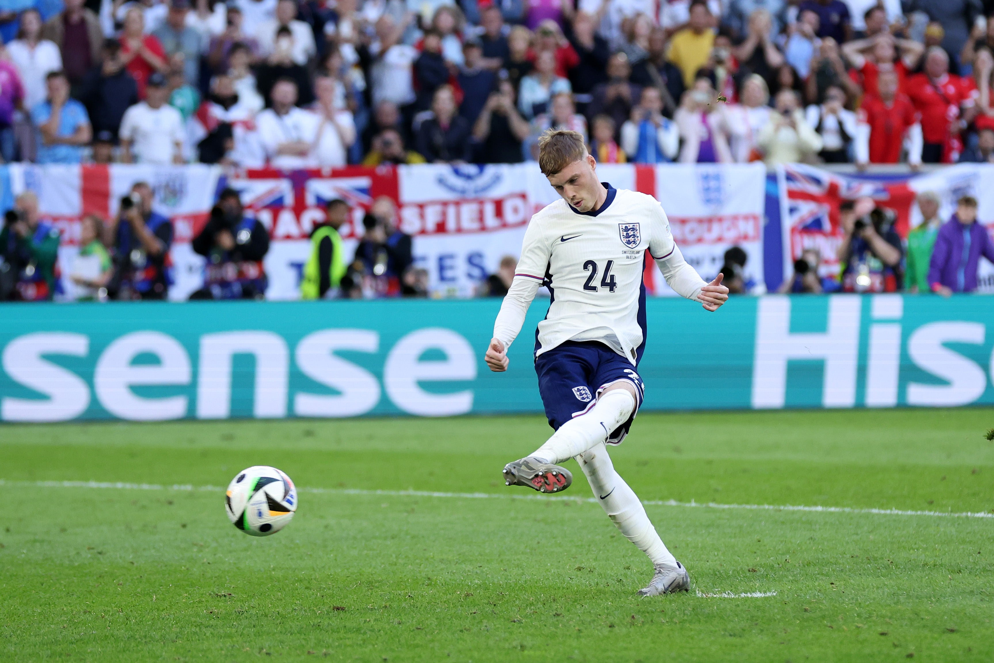Cole Palmer de Inglaterra marca el primer penalti del equipo en la tanda de penaltis durante el partido de cuartos de final de la UEFA EURO 2024 entre Inglaterra y Suiza. Cole Palmer de Inglaterra marca el primer penalti del equipo en la tanda de penaltis durante el partido de cuartos de final de la UEFA EURO 2024 entre Inglaterra y Suiza.