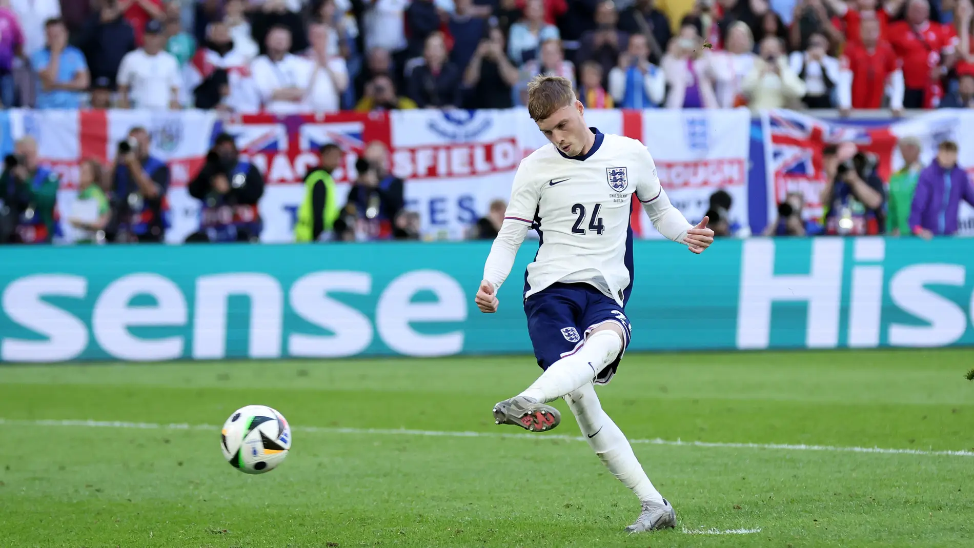 Cole Palmer de Inglaterra marca el primer penalti del equipo en la tanda de penaltis durante el partido de cuartos de final de la UEFA EURO 2024 entre Inglaterra y Suiza.