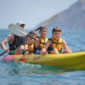 Niños practicando kayak en la Colònia de Sant Pere, Mallorca Niños practicando kayak en la Colònia de Sant Pere, Mallorca