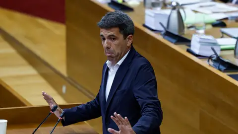 El president de la Generalitat, Carlos Mazón, durante el pleno de Les Corts . El president de la Generalitat, Carlos Mazón, durante el pleno de Les Corts .