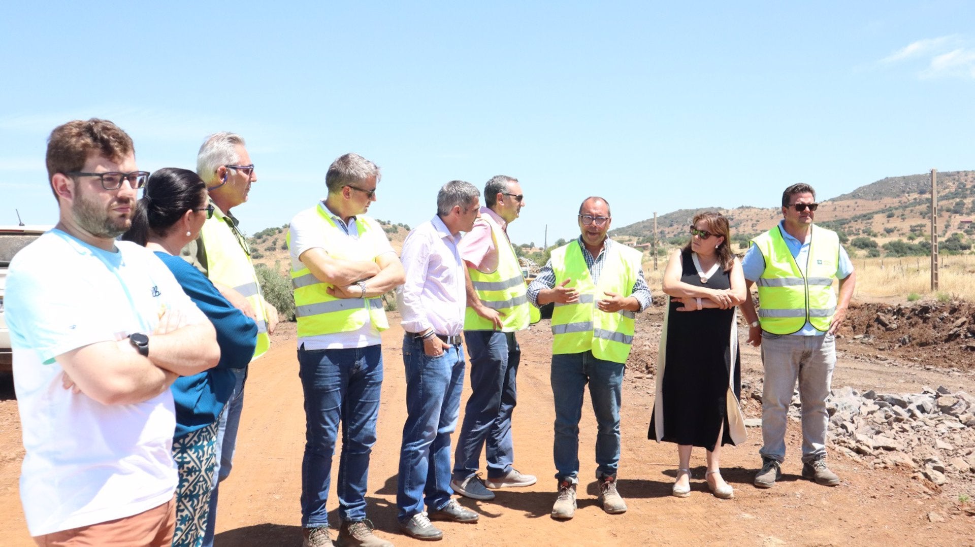 Las obras de acondicionamiento y mejora de la carretera BA-098 de La Morera a Santa Marta tendrá un coste de 2,7 millones Las obras de acondicionamiento y mejora de la carretera BA-098 de La Morera a Santa Marta tendrá un coste de 2,7 millones