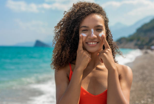 Los expertos avisan: esta es la cantidad exacta de crema solar que te tienes que echar en la cara para protegerte Los expertos avisan: esta es la cantidad exacta de crema solar que te tienes que echar en la cara para protegerte