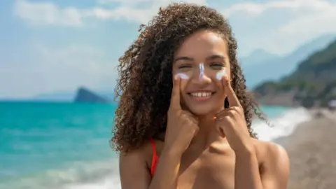 Esta es la cantidad exacta de crema solar que te tienes que echar en la cara, según los expertos Esta es la cantidad exacta de crema solar que te tienes que echar en la cara, según los expertos