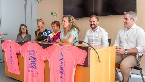 Anémona presenta su camiseta solidaria rosa