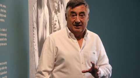 Gervasio S&aacute;nchez presentant l'exposici&oacute; sobre els efectes de les mines antipersona.