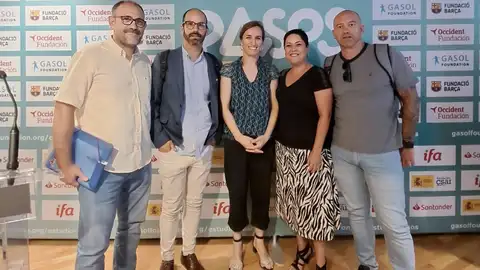 Representantes del Club de Baloncesto El Puerto, con la ministra de Sanidad, Mónica García Representantes del Club de Baloncesto El Puerto, con la ministra de Sanidad, Mónica García