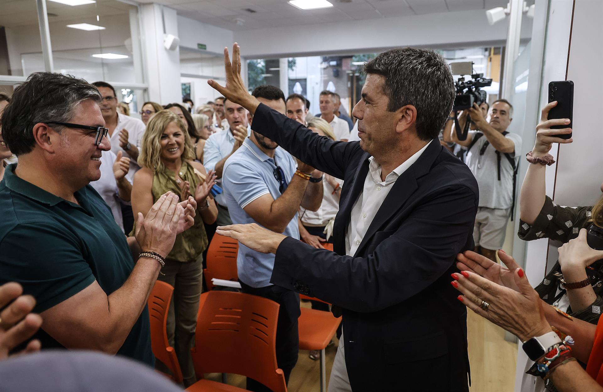 Mazón garantiza la estabilidad del Consell "sin ninguna duda" y descarta convocar elecciones Mazón garantiza la estabilidad del Consell "sin ninguna duda" y descarta convocar elecciones