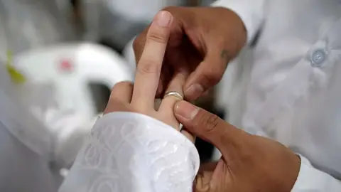 Imagen de archivo de una pareja intercambiando los anillos durante la celebración de una boda Las disoluciones matrimoniales caen por segundo año consecutivo: 80.000 divorcios en 2023