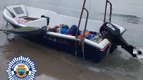 Llega a Benidorm una patera con 19 migrantes, dos de ellos menores de corta edad y tres mujeres Llega a Benidorm una patera con 19 migrantes, dos de ellos menores de corta edad y tres mujeres