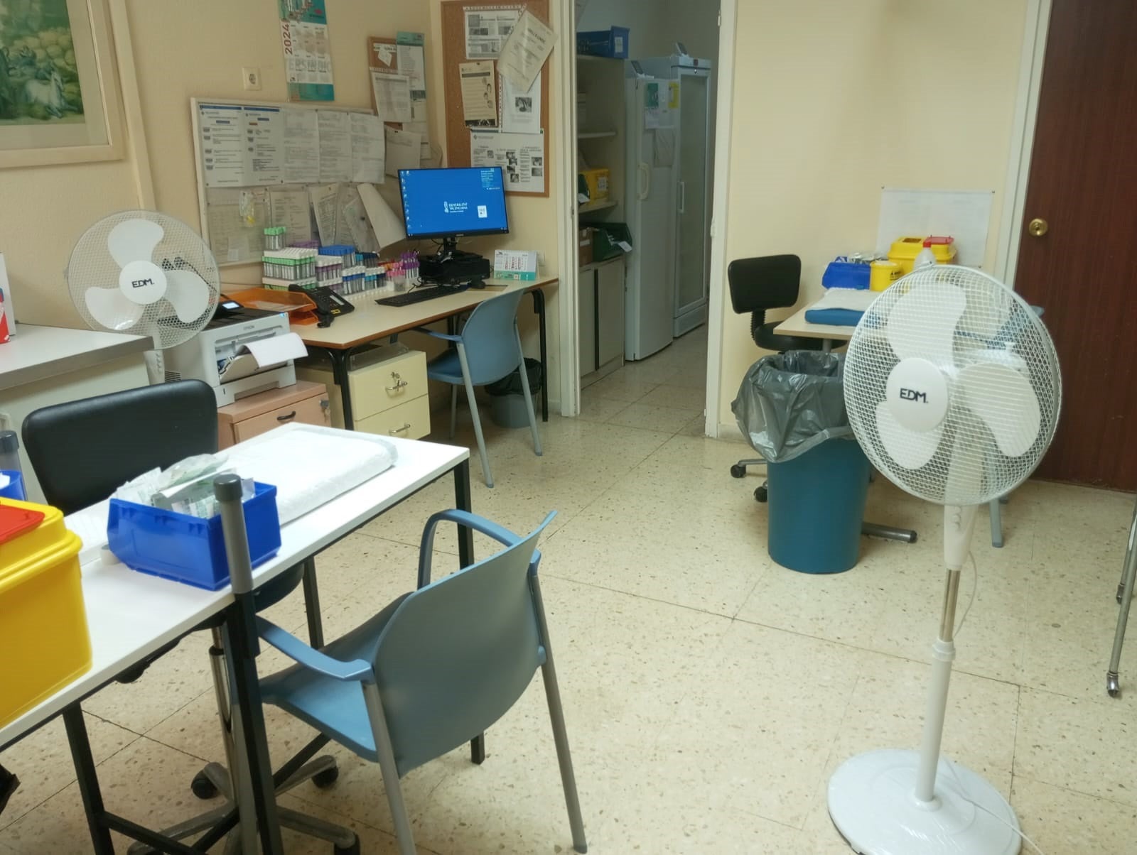 Trabajadores del consultorio del Grau de Castelló acuden con ventiladores ante el calor excesivo en las consultas Trabajadores del consultorio del Grau de Castelló acuden con ventiladores ante el calor excesivo en las consultas