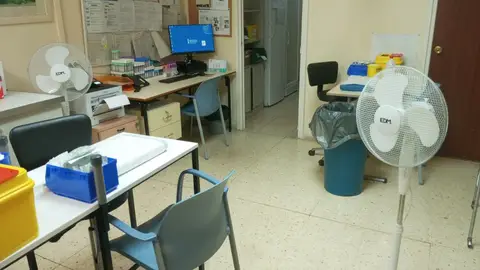 Trabajadores del consultorio del Grau acuden con ventiladores para paliar el calor excesivo en las consultas Trabajadores del consultorio del Grau acuden con ventiladores para paliar el calor excesivo en las consultas