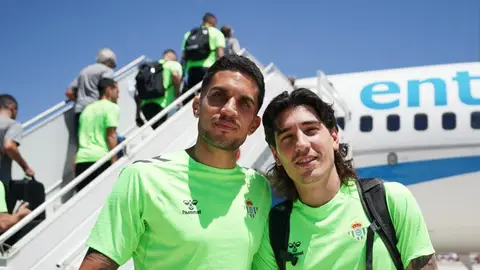 Marc Bartra y Héctor Bellerín antes de poner rumbo a la concentración de Austria Marc Bartra y Héctor Bellerín antes de poner rumbo a la concentración de Austria