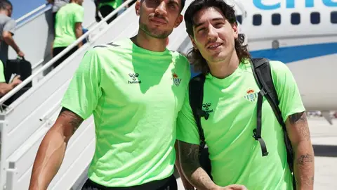 Marc Bartra y Héctor Bellerín antes de poner rumbo a la concentración de Austria Marc Bartra y Héctor Bellerín antes de poner rumbo a la concentración de Austria