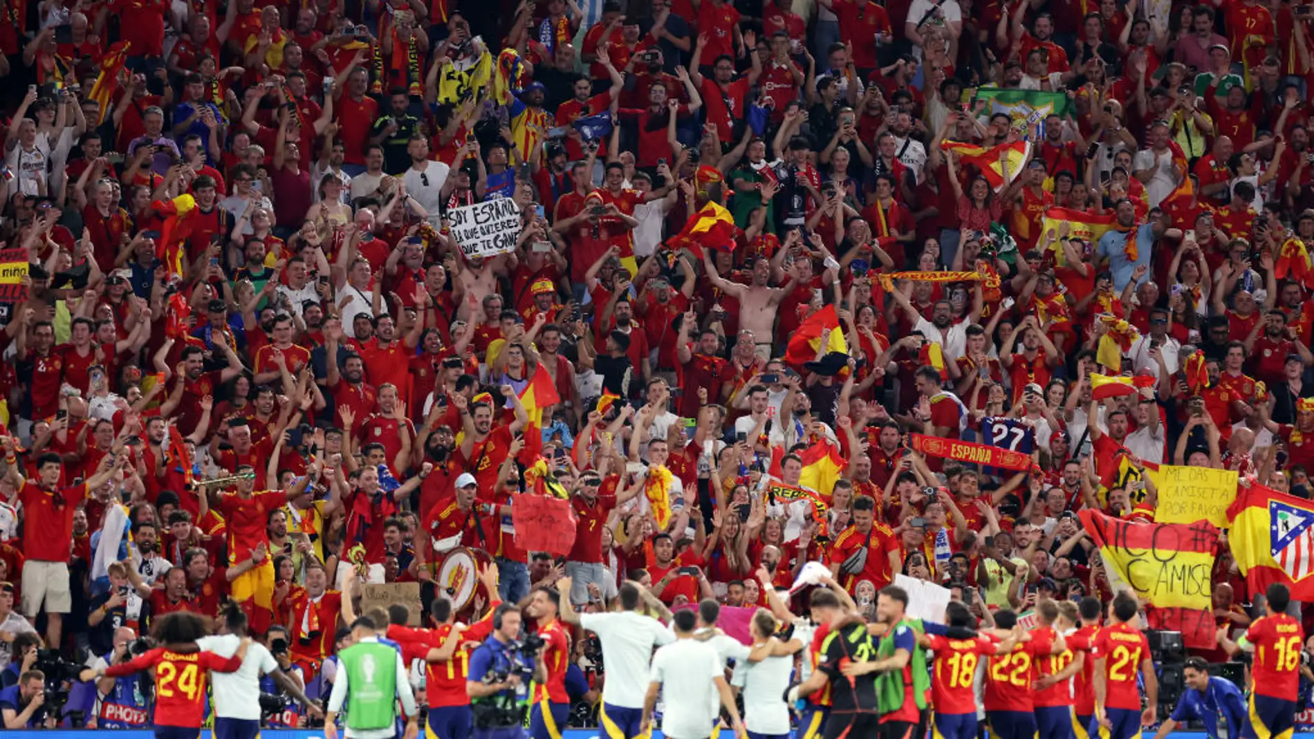 Los jugadores de España celebran con la afición el pase a la final