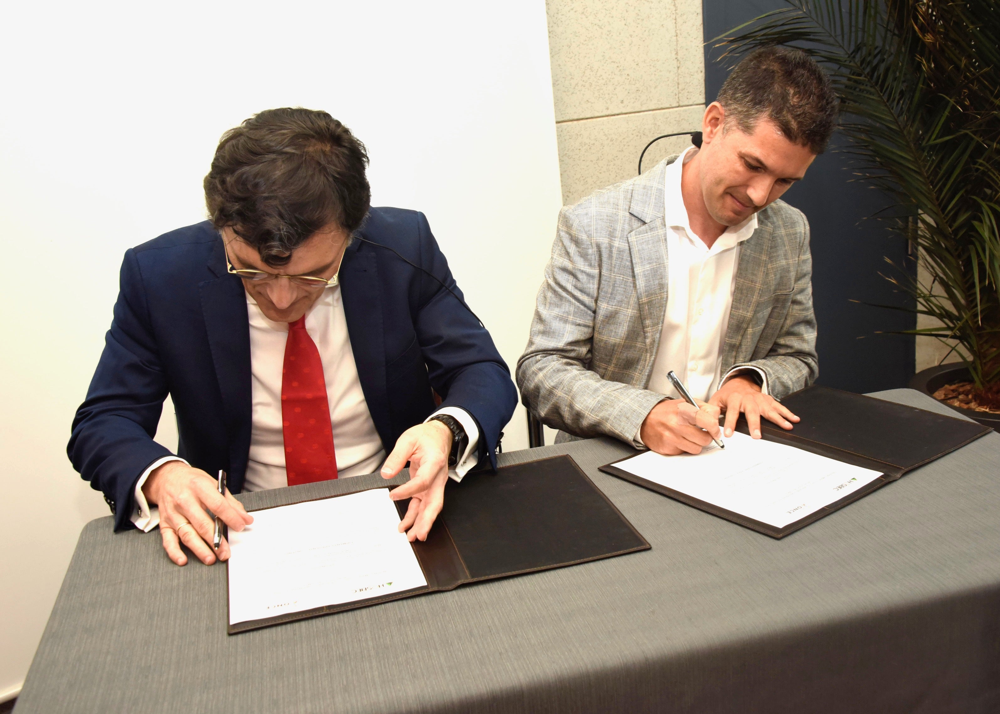 HOSBEC y ONCE se comprometen a promover la contratación de personas con ceguera en los hoteles y adaptar sus instalaciones a los clientes que la padecen HOSBEC y ONCE se comprometen a promover la contratación de personas con ceguera en los hoteles y adaptar sus instalaciones a los clientes que la padecen