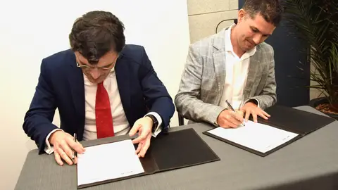 HOSBEC y ONCE se comprometen a promover la contratación de personas con ceguera en los hoteles y adaptar sus instalaciones clientes que la padecen HOSBEC y ONCE se comprometen a promover la contratación de personas con ceguera en los hoteles y adaptar sus instalaciones clientes que la padecen