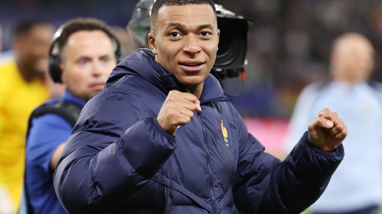 Kylian Mbappé celebra el pase de Francia a las semifinales de la Eurocpa tras ganar en los penaltis a Portugal. EFE/EPA/CHRISTOPHER NEUNDORF