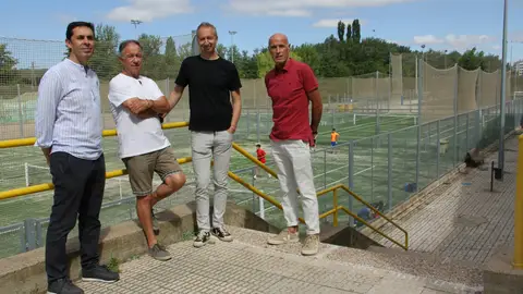 El Ayuntamiento de Palencia renueva el césped artificial de las pistas de tenis de Santa Marina .