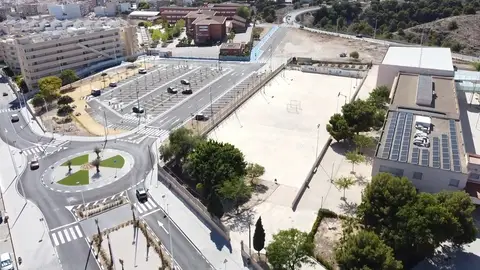 Santa Pola mejora la fluidez del tráfico en la zona de institutos con 131 nuevas plazas de aparcamiento Santa Pola construye 131 nuevas plazas de aparcamiento para la zona de institutos.