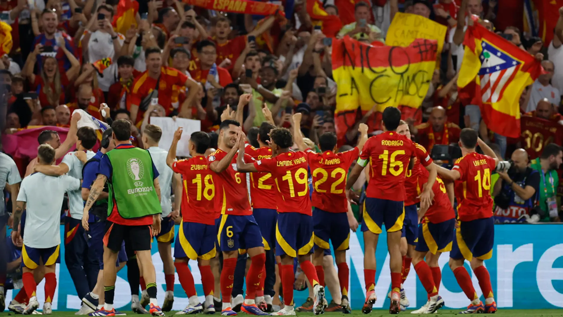 Los jugadores de la selección española celebran su pase a la final tras derrotar a la selección de Francia durante el partido de semifinales de la Eurocopa. EFE/Alberto Estevez.
