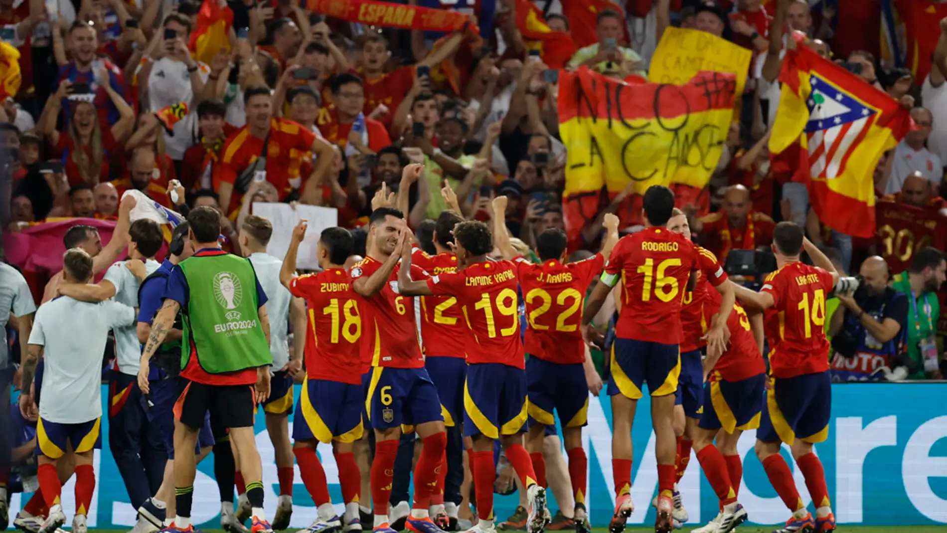 Los jugadores de la selección española celebran su pase a la final tras derrotar a la selección de Francia durante el partido de semifinales de la Eurocopa. EFE/Alberto Estevez. Los jugadores de la selección española celebran su pase a la final tras derrotar a la selección de Francia durante el partido de semifinales de la Eurocopa. EFE/Alberto Estevez.