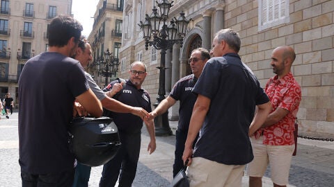 Imatge dels representants sindicals dels bombers a les portes del Palau de la Generalitat.