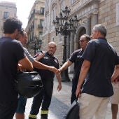 Imatge dels representants sindicals dels bombers a les portes del Palau de la Generalitat.
