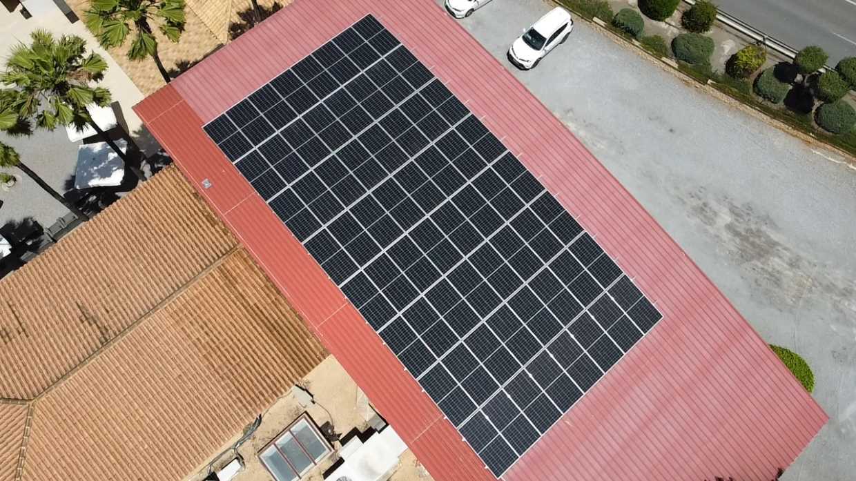 La Nucía instala 64 placas solares en el edificio de la Biblioteca de Caravana La Nucía instala 64 placas solares en el edificio de la Biblioteca de Caravana