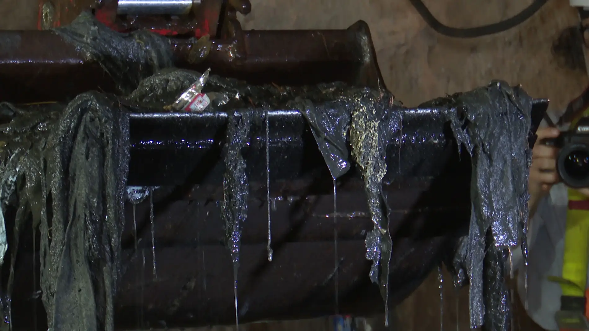 Limpieza de de toallitas en el colector norte Limpieza de de toallitas en el colector norte