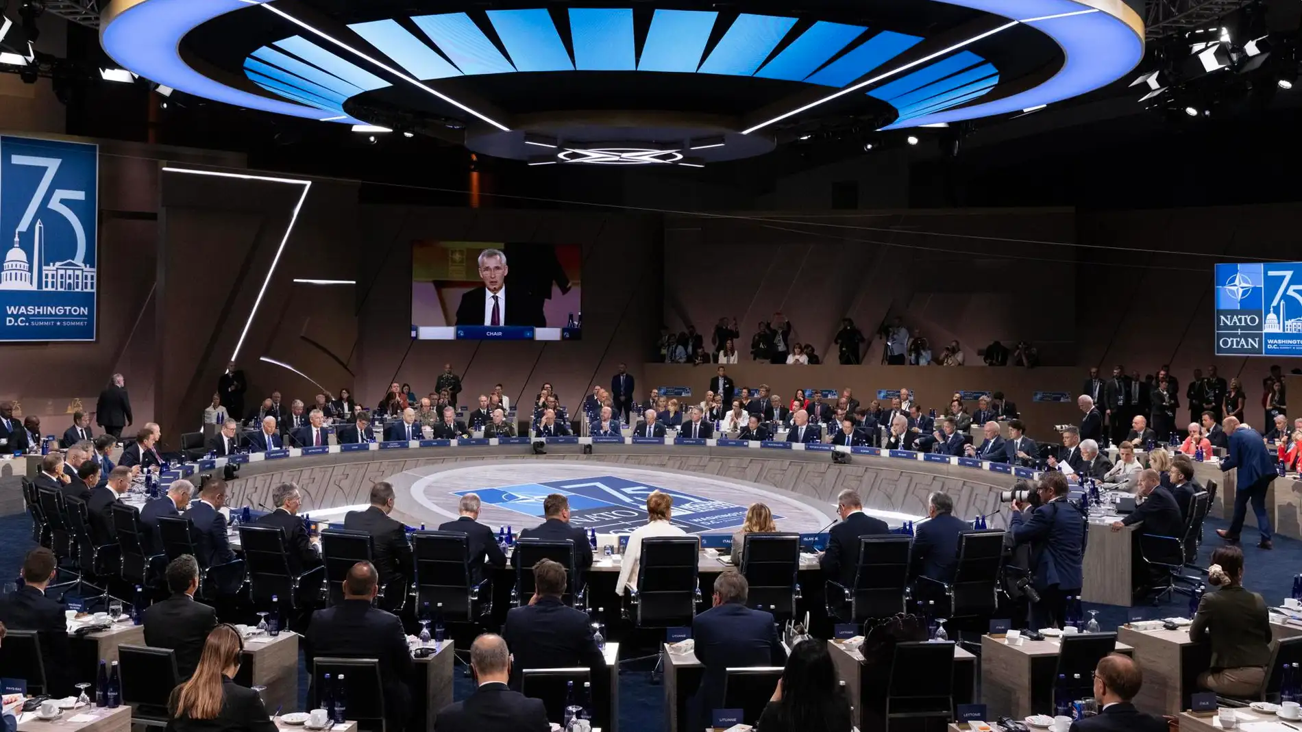 Vista general de la sala mientras el secretario general de la OTAN, Jens Stoltenberg, habla en la reunión.