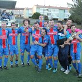 Xogadores da U.D. Ourense celebran o primeiro ascenso do club vermello no seu primeiro ano de vida